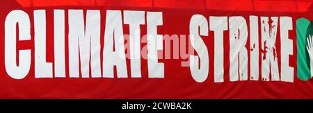 Bannière à un rassemblement au parc Victoria, près du Parlement de Londres, lors de la grève climatique du 20 septembre 2019. Également connue sous le nom de semaine mondiale pour l'avenir, une série de grèves et de manifestations internationales pour exiger des mesures pour lutter contre le changement climatique. Les manifestations du 20 septembre ont probablement été les plus importantes grèves climatiques de l'histoire mondiale. Les organisateurs ont indiqué que plus de 4 millions de personnes ont participé à des grèves dans le monde entier, dont 300000 000 personnes ont participé à des manifestations au Royaume-Uni. GRETA Thunberg, (né le 3 janvier 2003), activiste suédois pour l'environnement, a été crédité d'avoir sensibilisé la population mondiale aux risques posés par le climat Banque D'Images
