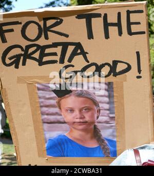 Écriteau représentant Greta Thunberg, dans le parc Victoria, près du Parlement de Londres, lors de la grève climatique du 20 septembre 2019. Également connue sous le nom de semaine mondiale pour l'avenir, une série de grèves et de manifestations internationales pour exiger des mesures pour lutter contre le changement climatique. Les manifestations du 20 septembre ont probablement été les plus importantes grèves climatiques de l'histoire mondiale. Les organisateurs ont indiqué que plus de 4 millions de personnes ont participé à des grèves dans le monde entier, dont 300000 000 personnes ont participé à des manifestations au Royaume-Uni. GRETA Thunberg, (né le 3 janvier 2003), activiste suédois de l'environnement, a été crédité d'avoir sensibilisé le monde entier aux risques p Banque D'Images