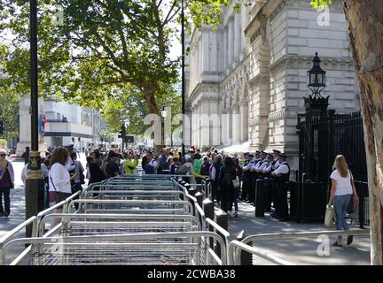 Downing Street, Londres, le bureau du Premier ministre est protégé par une police supplémentaire, lors de la grève climatique du 20 septembre 2019. Également connue sous le nom de semaine mondiale pour l'avenir, une série de grèves et de manifestations internationales pour exiger des mesures pour lutter contre le changement climatique. Les manifestations du 20 septembre ont probablement été les plus importantes grèves climatiques de l'histoire mondiale. Les organisateurs ont indiqué que plus de 4 millions de personnes ont participé à des grèves dans le monde entier, dont 300000 000 personnes ont participé à des manifestations au Royaume-Uni Banque D'Images