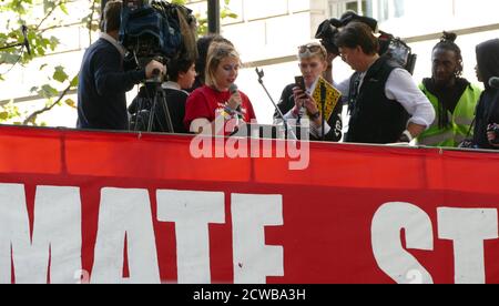 Anna Taylor (18) un leader britannique de la grève des jeunes s'adresse à Milbank, près du Parlement de Londres, lors de la grève du 20 septembre 2019. Également connue sous le nom de semaine mondiale pour l'avenir, une série de grèves et de manifestations internationales pour exiger des mesures pour lutter contre le changement climatique. Les manifestations du 20 septembre ont probablement été les plus importantes grèves climatiques de l'histoire mondiale. Les organisateurs ont indiqué que plus de 4 millions de personnes ont participé à des grèves dans le monde entier, dont 300000 000 personnes ont participé à des manifestations au Royaume-Uni. GRETA Thunberg, (né le 3 janvier 2003), activiste suédois de l'environnement, a été crédité de raison Banque D'Images