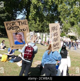 Écriteau représentant Greta Thunberg, dans le parc Victoria, près du Parlement de Londres, lors de la grève climatique du 20 septembre 2019. Également connue sous le nom de semaine mondiale pour l'avenir, une série de grèves et de manifestations internationales pour exiger des mesures pour lutter contre le changement climatique. Les manifestations du 20 septembre ont probablement été les plus importantes grèves climatiques de l'histoire mondiale. Les organisateurs ont indiqué que plus de 4 millions de personnes ont participé à des grèves dans le monde entier, dont 300000 000 personnes ont participé à des manifestations au Royaume-Uni. GRETA Thunberg, (né le 3 janvier 2003), activiste suédois de l'environnement, a été crédité d'avoir sensibilisé le monde entier aux risques p Banque D'Images