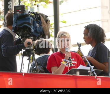 Anna Taylor (18) un leader britannique de la grève des jeunes s'adresse à Milbank, près du Parlement de Londres, lors de la grève du 20 septembre 2019. Également connue sous le nom de semaine mondiale pour l'avenir, une série de grèves et de manifestations internationales pour exiger des mesures pour lutter contre le changement climatique. Les manifestations du 20 septembre ont probablement été les plus importantes grèves climatiques de l'histoire mondiale. Les organisateurs ont indiqué que plus de 4 millions de personnes ont participé à des grèves dans le monde entier, dont 300000 000 personnes ont participé à des manifestations au Royaume-Uni. GRETA Thunberg, (né le 3 janvier 2003), activiste suédois de l'environnement, a été crédité de raison Banque D'Images