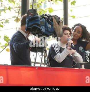 Un chef de la grève des jeunes s'adresse à Milbank, près du Parlement de Londres, lors de la grève du climat du 20 septembre 2019. Également connue sous le nom de semaine mondiale pour l'avenir, une série de grèves et de manifestations internationales pour exiger des mesures pour lutter contre le changement climatique. Les manifestations du 20 septembre ont probablement été les plus importantes grèves climatiques de l'histoire mondiale. Les organisateurs ont indiqué que plus de 4 millions de personnes ont participé à des grèves dans le monde entier, dont 300000 000 personnes ont participé à des manifestations au Royaume-Uni. GRETA Thunberg, (né le 3 janvier 2003), activiste suédois de l'environnement, a été crédité pour la sensibilisation mondiale o Banque D'Images