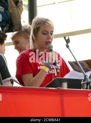 Anna Taylor (18) un leader britannique de la grève des jeunes s'adresse à Milbank, près du Parlement de Londres, lors de la grève du 20 septembre 2019. Également connue sous le nom de semaine mondiale pour l'avenir, une série de grèves et de manifestations internationales pour exiger des mesures pour lutter contre le changement climatique. Les manifestations du 20 septembre ont probablement été les plus importantes grèves climatiques de l'histoire mondiale. Les organisateurs ont indiqué que plus de 4 millions de personnes ont participé à des grèves dans le monde entier, dont 300000 000 personnes ont participé à des manifestations au Royaume-Uni. GRETA Thunberg, (né le 3 janvier 2003), activiste suédois de l'environnement, a été crédité de raison Banque D'Images