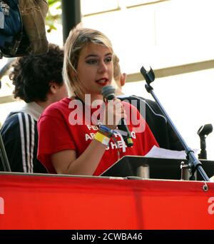 Anna Taylor (18) un leader britannique de la grève des jeunes s'adresse à Milbank, près du Parlement de Londres, lors de la grève du 20 septembre 2019. Également connue sous le nom de semaine mondiale pour l'avenir, une série de grèves et de manifestations internationales pour exiger des mesures pour lutter contre le changement climatique. Les manifestations du 20 septembre ont probablement été les plus importantes grèves climatiques de l'histoire mondiale. Les organisateurs ont indiqué que plus de 4 millions de personnes ont participé à des grèves dans le monde entier, dont 300000 000 personnes ont participé à des manifestations au Royaume-Uni. GRETA Thunberg, (né le 3 janvier 2003), activiste suédois de l'environnement, a été crédité de raison Banque D'Images