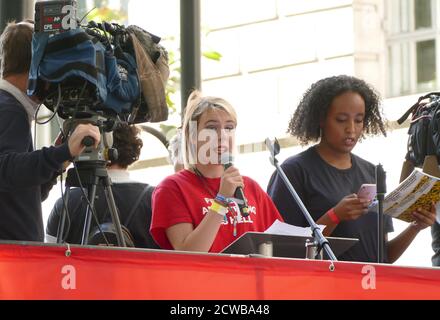 Anna Taylor (18) un leader britannique de la grève des jeunes s'adresse à Milbank, près du Parlement de Londres, lors de la grève du 20 septembre 2019. Également connue sous le nom de semaine mondiale pour l'avenir, une série de grèves et de manifestations internationales pour exiger des mesures pour lutter contre le changement climatique. Les manifestations du 20 septembre ont probablement été les plus importantes grèves climatiques de l'histoire mondiale. Les organisateurs ont indiqué que plus de 4 millions de personnes ont participé à des grèves dans le monde entier, dont 300000 000 personnes ont participé à des manifestations au Royaume-Uni. GRETA Thunberg, (né le 3 janvier 2003), activiste suédois de l'environnement, a été crédité de raison Banque D'Images