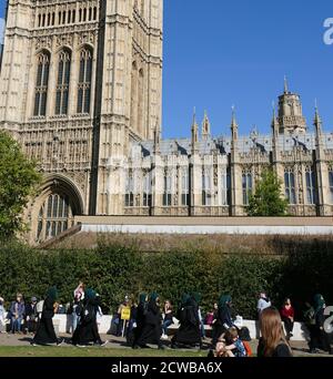 Des filles d'une école de Londres portant de l'hejab se joignent aux manifestants lors d'un rassemblement à Victoria Park, près du Parlement, à Londres, lors de la grève climatique du 20 septembre 2019. Également connue sous le nom de semaine mondiale pour l'avenir, une série de grèves et de manifestations internationales pour exiger des mesures pour lutter contre le changement climatique. Les manifestations du 20 septembre ont probablement été les plus importantes grèves climatiques de l'histoire mondiale. Les organisateurs ont indiqué que plus de 4 millions de personnes ont participé à des grèves dans le monde entier, dont 300000 000 personnes ont participé à des manifestations au Royaume-Uni. GRETA Thunberg, (né le 3 janvier 2003), activiste suédois de l'environnement, a été crédité de rais Banque D'Images