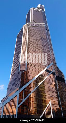 Gratte-ciel de la tour de la ville de Mercury situé dans le centre d'affaires international de Moscou (MIBC) à Moscou, en Russie. Occupant une superficie totale de 173,960 mètres carrés (1,872,500 pieds carrés), le bâtiment à usage mixte abrite des bureaux, des appartements, un centre de conditionnement physique et des magasins de détail. Mesurant 338.8 m (1,112 pi) de haut, la tour de Mercury City était autrefois le plus haut bâtiment de Russie et d'Europe Banque D'Images