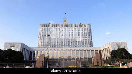 La Maison Blanche ou Maison du Gouvernement de la Fédération de Russie, est un bâtiment du Gouvernement à Moscou. Il se trouve sur le remblai de Krasnopresnenskaya. Le bâtiment sert de bureau principal du gouvernement russe et est le lieu de travail officiel du Premier ministre russe. Les architectes Dmitry Chechulin et Pavel Shteller ont conçu la Maison Blanche, appelée à l'origine la Maison des Soviets. La conception globale suit la version 1934 du bâtiment Aeroflot de Chechulin. La construction a commencé en 1965 et s'est terminée en 1981. Après l'achèvement du bâtiment en 1981, le Soviet suprême de Ru Banque D'Images