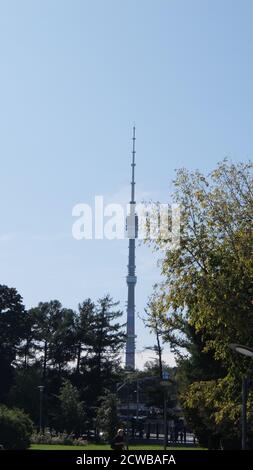 Tour d'Ostankino Tour de télévision et de radio à Moscou, Russie, appartenant à la branche de Moscou de l'entreprise unitaire Russian TV and radio Broadcasting Network. Debout à 540.1 mètres (1,772 pieds), Ostankino a été conçu par Nikolai Nikitin. C'est actuellement la plus grande structure autoportante d'Europe Banque D'Images