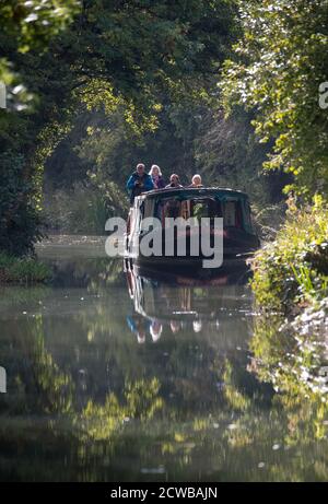 Un bateau sur le canal est conduit le long du canal de Basingstoke, près de Dogmersfield, dans le Hampshire. Banque D'Images