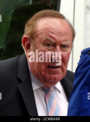 Andrew Neil (né en 1949), journaliste et radiodiffuseur britannique. En 2019, il présente les programmes politiques en direct Politics Live et le Andrew Neil Show sur BBC Two. Neil a été nommé rédacteur en chef du Sunday Times par Rupert Murdoch et a occupé ce poste de 1983 à 1994. Après cela, il est devenu un contributeur au Daily Mail. Il a été auparavant directeur général et rédacteur en chef du groupe Press Holdings.[2] en 1988, il est devenu président fondateur de Sky TV Banque D'Images