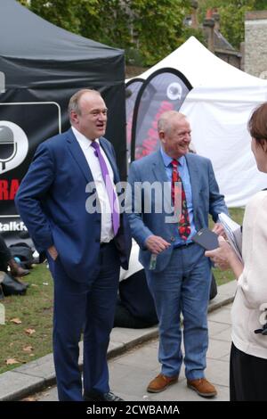 Le député travailliste Barry Sheerman et le chef adjoint libéral Ed Davey arrivent pour une entrevue avec les médias après leur retour au Parlement après l'annulation de la prorogation par la Cour suprême. 25 septembre 2019. Barry Sheerman (né en 1940); politicien de coopérative de travail britannique qui est député de Huddersfield depuis l'élection générale de 1979. Banque D'Images