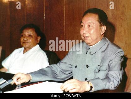 Deng Xiaoping (à gauche) avec Hua Guofeng, président du Parti communiste de Chine 1977. Deng Xiaoping (1904 - 1997); homme politique chinois qui a été le chef suprême de la République populaire de Chine de 1978 jusqu'à sa retraite en 1992. Après la mort du président Mao Tsé-toung en 1976, Deng a mené la Chine par des réformes de grande envergure de l'économie de marché et a été appelé l'« architecte de la Chine moderne ». Hua Guofeng (1921 - 2008); politicien chinois qui a été président du Parti communiste de Chine et premier ministre de la République populaire de Chine. Banque D'Images