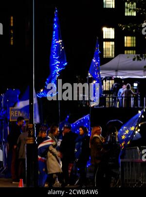 Les manifestants pro-Remain, en face du Parlement britannique, siègent la nuit de sa prorogation par la Reine. La prorogation du Parlement du Royaume-Uni a été ordonnée par la reine Elizabeth II sur l'avis du premier ministre conservateur, Boris Johnson, le 28 août 2019. Les politiciens de l'opposition ont considéré cela comme une tentative inconstitutionnelle de réduire l'examen parlementaire du plan de Brexit du gouvernement. La Cour suprême du Royaume-Uni a rendu le 24 septembre 2019 une décision selon laquelle la prorogation était illégale. Banque D'Images