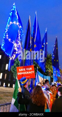 Les manifestants pro-Remain, en face du Parlement britannique, siègent la nuit de sa prorogation par la Reine. La prorogation du Parlement du Royaume-Uni a été ordonnée par la reine Elizabeth II sur l'avis du premier ministre conservateur, Boris Johnson, le 28 août 2019. Les politiciens de l'opposition ont considéré cela comme une tentative inconstitutionnelle de réduire l'examen parlementaire du plan de Brexit du gouvernement. La Cour suprême du Royaume-Uni a rendu le 24 septembre 2019 une décision selon laquelle la prorogation était illégale. Banque D'Images