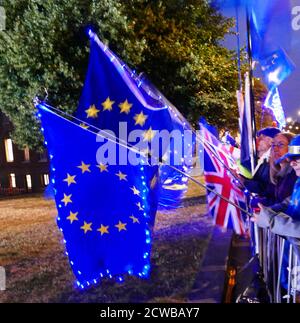 Les manifestants pro-Remain, en face du Parlement britannique, siègent la nuit de sa prorogation par la Reine. La prorogation du Parlement du Royaume-Uni a été ordonnée par la reine Elizabeth II sur l'avis du premier ministre conservateur, Boris Johnson, le 28 août 2019. Les politiciens de l'opposition ont considéré cela comme une tentative inconstitutionnelle de réduire l'examen parlementaire du plan de Brexit du gouvernement. La Cour suprême du Royaume-Uni a rendu le 24 septembre 2019 une décision selon laquelle la prorogation était illégale. Banque D'Images