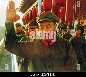 Hua Guofeng avec Ye Jianying (derrière lui). 1976. Hua Guofeng (1921 - 2008) a été président du parti communiste de Chine et le Premier Ministre de la République populaire de Chine. Il fut forcé de quitter le pouvoir politique majeur en plus d'influence des chefs de parti d'ici juin 1981. Ye Jianying (1897 - 1986) était un général communiste chinois. En tant que président du Comité permanent du Congrès national populaire de 1978 à 1983, il est le chef de l'état de la République populaire de Chine. Banque D'Images