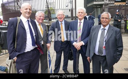 Les pairs libéraux démocrates (Lords) reviennent au Parlement britannique après que la Cour suprême ait annulé la prorogation du Parlement. 25 septembre 2019. De gauche à droite : Lord Redesdale, Lord Clement-Jones, Lord McNally, Lord Strasburger et Lord Dholakia Banque D'Images