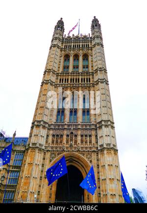 Drapeaux de l'UE exposés en dehors du Parlement, Londres, septembre 2019. Le Brexit était le retrait prévu du Royaume-Uni (Royaume-Uni) de l'Union européenne (UE). À la suite d'un référendum de juin 2016, au cours duquel 51.9 % des électeurs participants ont voté pour la sortie, le gouvernement britannique a officiellement annoncé le retrait du pays en mars 2017, en lançant un processus de deux ans qui devait se terminer avec le retrait du Royaume-Uni le 29 mars 2019. Alors que le Parlement britannique votait contre l'accord de retrait négocié, ce délai a été prorogé à deux reprises et est actuellement fixé au 31 octobre 2019. Banque D'Images