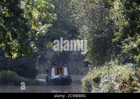 Un bateau sur le canal est conduit le long du canal de Basingstoke, près de Dogmersfield, dans le Hampshire. Banque D'Images