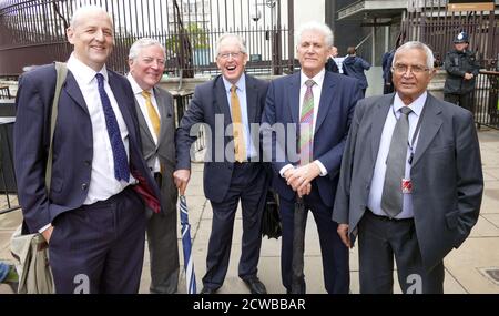 Les pairs libéraux démocrates (Lords) assistent à la reprise du Parlement après que la Cour suprême britannique ait renversé la Prorogation du Parlement, en septembre 2019. De gauche à droite : Lord Redesdale, Lord Clement-Jones, Lord McNally, Lord Strasburger et Lord Dholakia. Banque D'Images