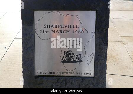 Memorial à Brixton, Londres, au massacre de Sharpeville. C'est un événement qui s'est produit le 21 mars 1960, au poste de police de la commune sud-africaine de Sharpeville à Transvaal (aujourd'hui partie de Gauteng). Après une journée de manifestations contre les lois du col, une foule d'environ 7,000 manifestants s'est rendue au poste de police. La police sud-africaine a ouvert le feu sur la foule, tuant 69 personnes et en blessant 180 autres Banque D'Images