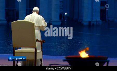 Le pape François livre une masse, à une place Saint-Pierre vide, à Rome, pendant la pandémie du virus Corona; mars 2020 Banque D'Images