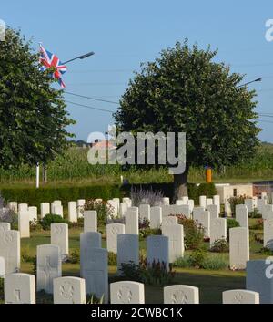 Le cimetière militaire d'Étaples est un cimetière de la Commission des sépultures de guerre du Commonwealth situé à Étaples, près de Boulogne, sur la côte nord-ouest de la France. Le cimetière abrite plus de 11,500 morts de la première et de la Seconde Guerre mondiale Banque D'Images