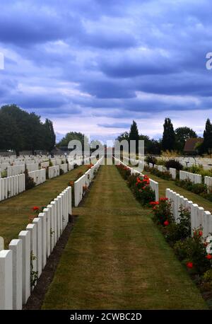 Sanctuary Wood Cemetery pour les morts de la première Guerre mondiale, à 5 km à l'est d'Ypres, Belgique. Sanctuary Wood a été nommé par les troupes britanniques en novembre 1914, lorsqu'il a été utilisé pour abriter les troupes. Les combats y ont eu lieu en septembre 1915 et ils ont été combattus par des soldats canadiens et allemands pendant la bataille du mont Sorrel au début de juin 1916. La majorité de ces tombes proviennent des batailles autour d'Ypres en 1914 et de l'offensive alliée à la fin de 1917. Banque D'Images