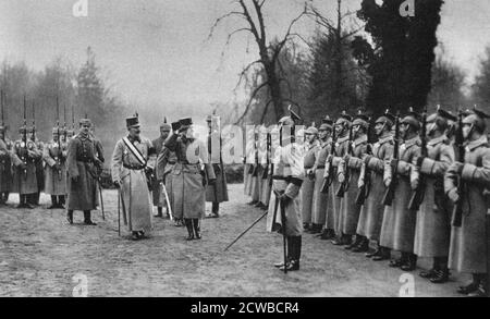 L'empereur Karl I d'Autriche visite de l'empereur Wilhelm II au quartier général de l'armée, première Guerre mondiale, 1917. Les deux Empereurs saluent la garde d'honneur dans cette photographie de Der grosse Krieg à Bildern. Le photographe est inconnu. Banque D'Images