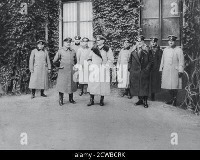 Général Alexander von Kluck et autres officiers, première Guerre mondiale, 1915. Kluck (1846-1934) commanda la première armée allemande lors de l'invasion de la France en 1914. Son armée était à 13 milles de Paris quand la victoire française à la première bataille de la Marne a arrêté l'avance allemande. Il a subi une grave blessure à la jambe en mars 1915 et a pris sa retraite de service actif l'année suivante. Une photographie de Der grosse Krieg à Bildern. Le photographe est inconnu. Banque D'Images