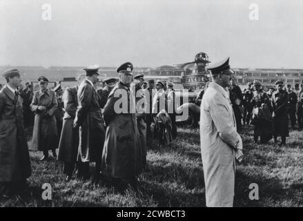 Adolf Hitler inspectant l'aérodrome capturé du Bourget, Paris, France, 23 juin 1940. Le général aîné d'Hitler, Wilhelm Keitel, est photographié derrière lui. Le photographe est inconnu. Banque D'Images