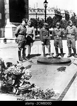 Soldats allemands à la tombe du Soldat inconnu à l'Arc de Triomphe, Paris, décembre 1940. Le photographe est inconnu. Banque D'Images