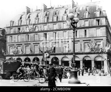 Troupes françaises du général Leclerc dans le centre de Paris, août 1944. La 2e Division blindée de Leclerc fut la première troupe alliée à entrer à Paris et à libérer la ville de l'occupation nazie en août 1944. Le photographe est inconnu. Banque D'Images