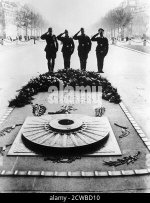 Soldats allemands saluant la tombe du Soldat inconnu à l'Arc de Triomphe, Paris, décembre 1940. Le photographe est inconnu. Banque D'Images