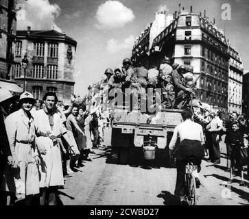 La libération de Paris, août 1944. Des foules jubilantes descendent dans les rues pour accueillir leurs libérateurs alliés. Le photographe est inconnu. Banque D'Images