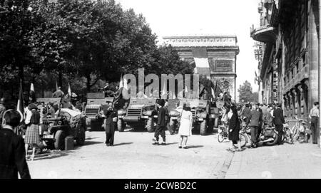 La libération de Paris, août 1944. Troupes et véhicules blindés de la 2e Division blindée française du général Philippe Leclerc, qui fut la première unité alliée à entrer à Paris. Les défenseurs allemands de la ville se sont rendus aux alliés le 25 août. Le photographe est inconnu. Banque D'Images