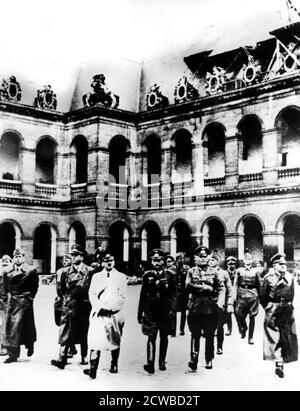 Adolf Hitler visitant la ville occupée de Paris, 1940. Il est accompagné du général Hans Speidel, qui a été impliqué dans le complot pour assassiner Hitler en juillet 1944. Speidel survécut aux représailles après le complot et devint général principal de l'OTAN après la guerre. Le photographe est inconnu. Banque D'Images