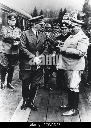 Adolf Hitler et Hermann Goering, dirigeants nazis, Allemagne, 20 avril 1941. Hitler, Goering et d'autres grands nazis au siège du fuhrer à son 52e anniversaire. Le maréchal Wilhelm Keitel est à gauche d'Hitler et l'amiral Erich Raeder, commandant de la marine allemande, immédiatement à gauche de Goering. Le photographe est inconnu. Banque D'Images