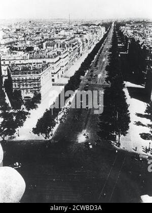 Les forces allemandes défilant le long des champs-Élysées, Paris, 14 juin 1940. Vue depuis le sommet de l'Arc de Triomphe, une colonne de véhicules de l'armée allemande sur les champs-Élysées le jour où Paris est tombé aux nazis. Le photographe est inconnu. Banque D'Images