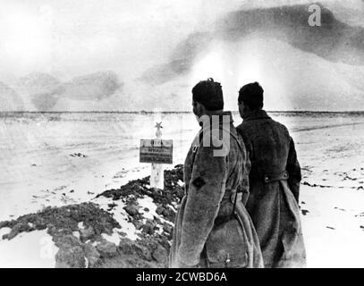 Tombe de masse des soldats russes, devant Stalingrad, Russie, janvier 1943. Entre août 1942 et février 1943, la bataille de Stalingrad a été l'une des plus sangsues de l'histoire, 750,000 soldats russes ont été tués, blessés ou capturés et plus de 40,000 civils ont été tués. Du côté de l'axe, 740,000 ont été tués ou blessés et 110,000 ont été faits prisonniers. La défaite de Stalingrad a été un revers dont l’Allemagne nazie a finalement été incapable de se remettre. Le photographe est inconnu. Banque D'Images