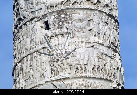 Colonne de Marcus Aurelius, (détail), Piazza Colonna, Rome. La colonne de Marcus Aurelius, (latin : Columna Centenaria Divorum Marci et Faustinae), est une colonne dorique, avec un relief en spirale, construite en l'honneur de l'empereur romain Marcus Aurelius et modélisée sur la colonne de Trajan. L'artiste est inconnu. Banque D'Images