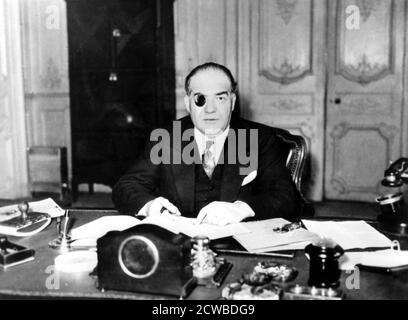 Xavier Vallat, Commissaire général français de Vichy pour les questions juives, France, avril 1941. Vallat a été nommé chef du Commissariat général aux questions juives, l'organe chargé de la mise en œuvre des lois antisémites du régime de Vichy, en mars 1941. Vichy France a coopéré avec enthousiasme avec les plans nazis pour l'extermination des Juifs. Quelque 76,000 juifs français ont été rassemblés et envoyés dans des camps de concentration entre 1942 et 1944, avec seulement 2500 survivants. Vallat a été démis de ses fonctions de Commissaire général en mai 1942 pour sa critique du refus des Nazis de libérer la France Banque D'Images