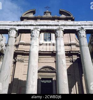 Le temple d'Antoninus et Faustina est un ancien temple romain de Rome, adapté à l'église de San Lorenzo à Miranda. Il se trouve dans le Forum Romanum, sur la via Sacra, en face de la Regia. Banque D'Images