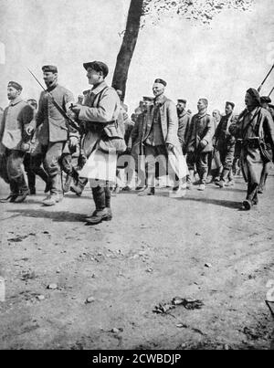 Prisonniers allemands de la deuxième bataille d'Artois, France, première Guerre mondiale, 1915. La deuxième bataille d'Artois fut la dernière offensive alliée du printemps 1915. Il a réalisé peu en termes de gain territorial et a coûté à l'armée française 100,000 victimes et les Allemands 70,000. Un imprimé du pays de France, le 19 août 1915. Le photographe est inconnu. Banque D'Images