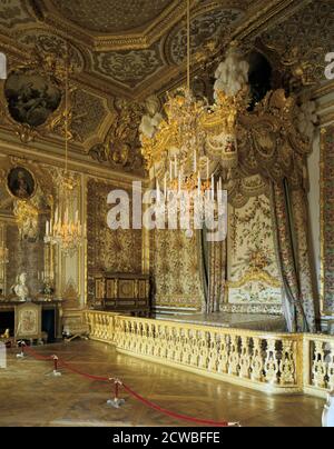 Chambre de la Reine, Suite de la Reine (Grand Appartement de la Reine), Château de Versailles, France. Le bois de style rococo, ainsi que la peinture de plafond de François Boucher (1703-1770) ont été commandés vers 1730 par Louis XV afin de plaire à son épouse, Maria Leszczynska. Marie-Antoinette a trouvé ce terriblement démodée, et a décidé de remplacer tout le mobilier, notamment en commandant des tentures de soie tissées dans des motifs de lilas et de plumes de paon, en garnissant l'alcôve et l'énorme lit à baldaquin (restauré en 1976). Banque D'Images