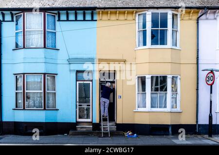 Un homme de premier plan qui descend une porte d'entrée dans la ville de Lewes, dans l'est du Sussex, au Royaume-Uni. Banque D'Images