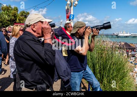 Les photographes prennent des photos d'une exposition d'avion pendant le salon de l'aéronautique d'Eastbourne, à Eastbourne, dans l'est du Sussex, au Royaume-Uni Banque D'Images