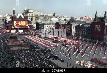 Défilé sportif, place Rouge, Moscou, 1972. Un grand espace ouvert dans le centre de Moscou bordé par le Kremlin, le tombeau de Lénine et la cathédrale Saint-Basile. Les grands jours fériés soviétiques sont marqués par des défilés élaborés sur la place. Banque D'Images